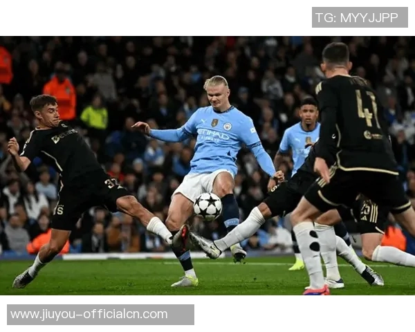 友谊赛曼城与拜仁零平争议判罚引发全场热议与惊喜瞬间