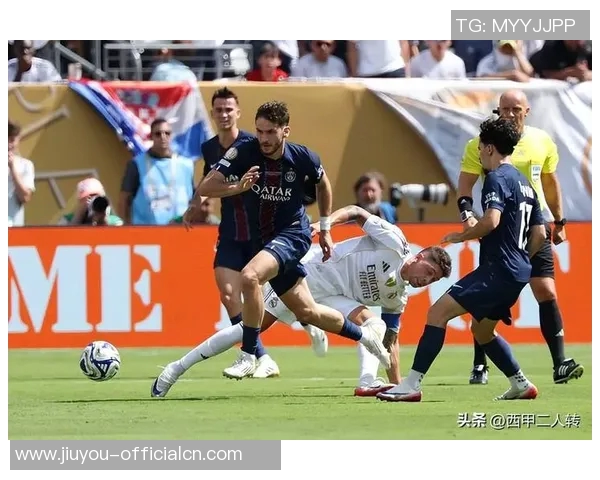 中超精彩对决：里昂凭乌龙球绝杀巴黎圣日耳曼全场沸腾